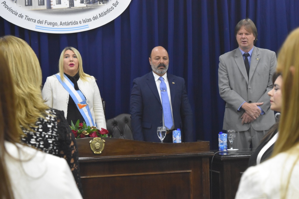 Doctor Muchnik entonando el Himno Nacional en la Apertura de la Sesión Inaugural XXXV del Periodo Legislativo